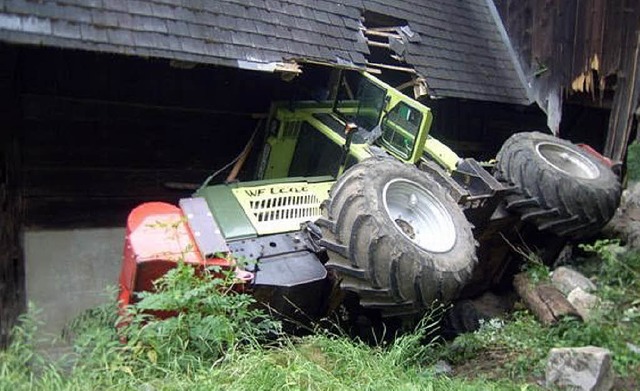 War nicht zu stoppen: Zugmaschine kracht in Bauernhof   | Foto: Polizei