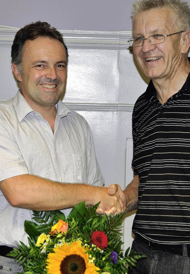 Winfried Kretschmann (rechts) gratuliert Josha Frey zur Nominierung.   | Foto: Daniel Gramespacher