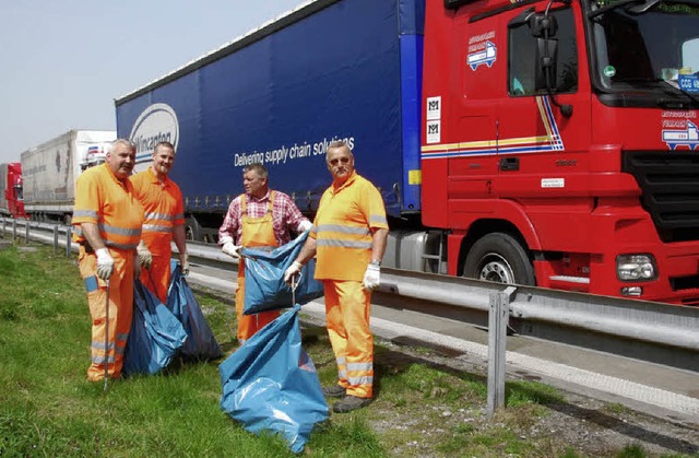 Die Arbeiter der Autobahnmeisterei wer...mengen entlang der A5 kaum noch Herr.   | Foto: Lauber
