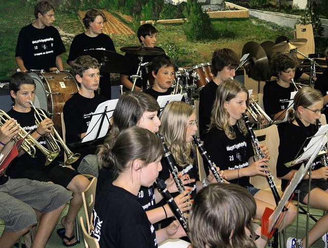 Jungmusiker aus mehreren Musikvereinen...h zum 3. Bezirksjugendtag in Ihringen.  | Foto: elisabeth jakob-klblin