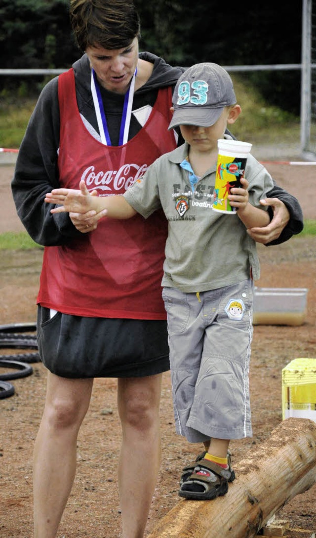 Balanceakt, gut gesichert: eines der K...ebote beim Sportfest des VfR Umkirch.   | Foto: Ann-C. Werner