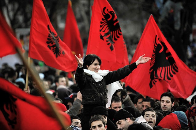 Eine junge Frau bejubelt die Unabhngigkeit des Kosovo  2008.   | Foto: afp
