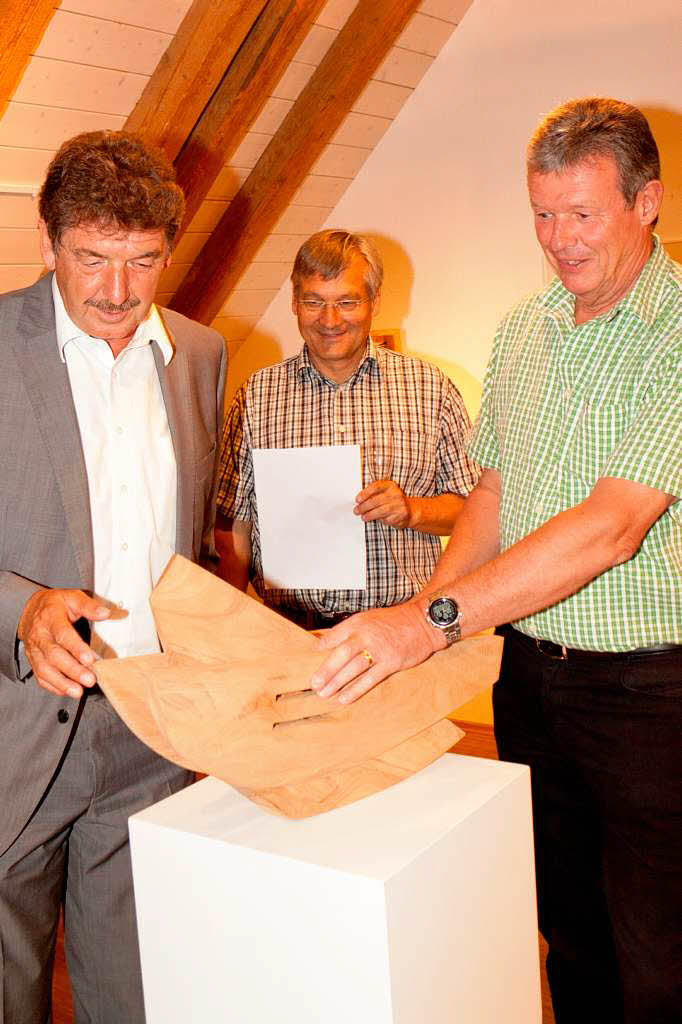 Die beiden Bürgermeisgter Thomas Fechtig und Erich Kiefer sowie Christian Bohl am ausgestellten Werk von CW Loth Die beiden Bürgermeisgter Thomas Fechtig und Erich Kiefer sowie Christian Bohl am ausgestellten Werk von CW Loth