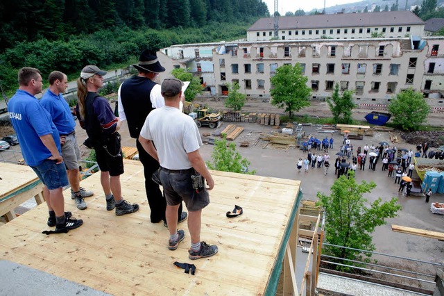 Von den ehemaligen militrischen Bros...m Weg zu mehr als 300 neuen Wohnungen.  | Foto: Christoph Breithaupt