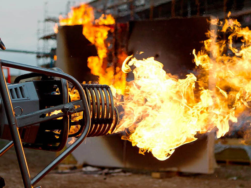 Mit einem 5000-PS-starken Flammenwerfer rückte man bei dem Versuch den Holzwänden zu Leibe. Mit einem 5000-PS-starken Flammenwerfer rückte man bei dem Versuch den Holzwänden zu Leibe.