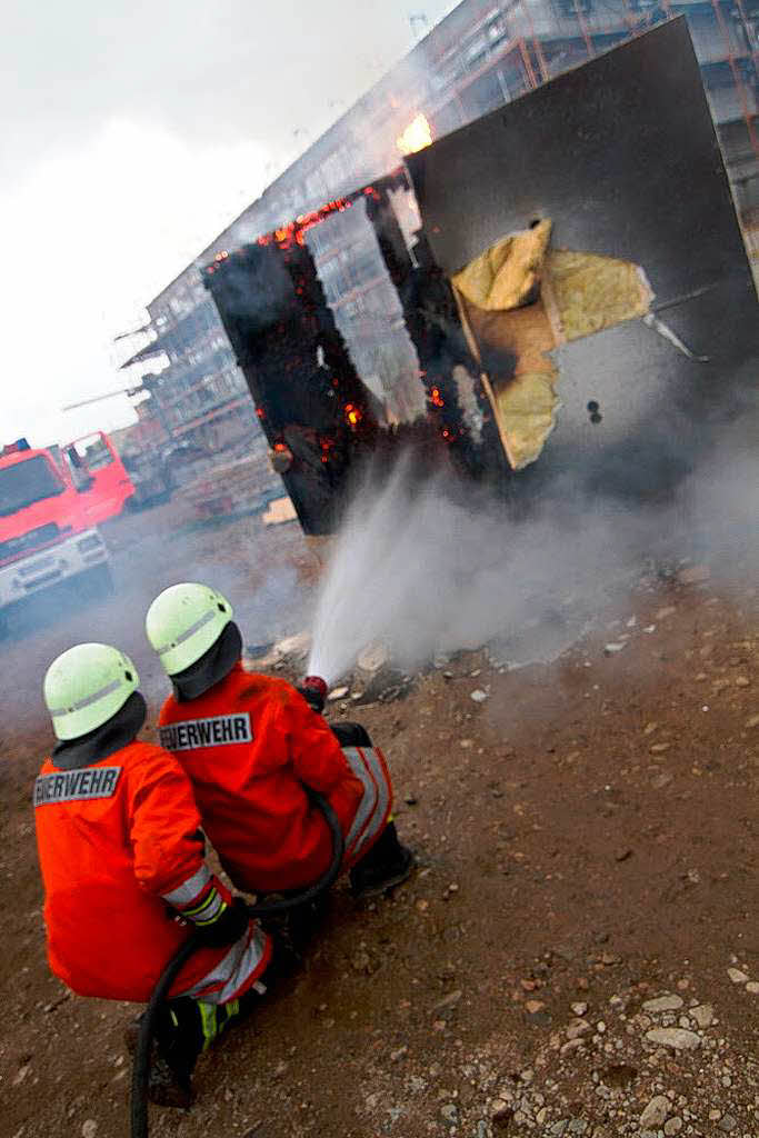 Ebenfalls vor Ort: die Freiwillige Feuerwehr Rieselfeld. Sie sorgte dafr, dass bei dem Brandversuch nichts schief geht.