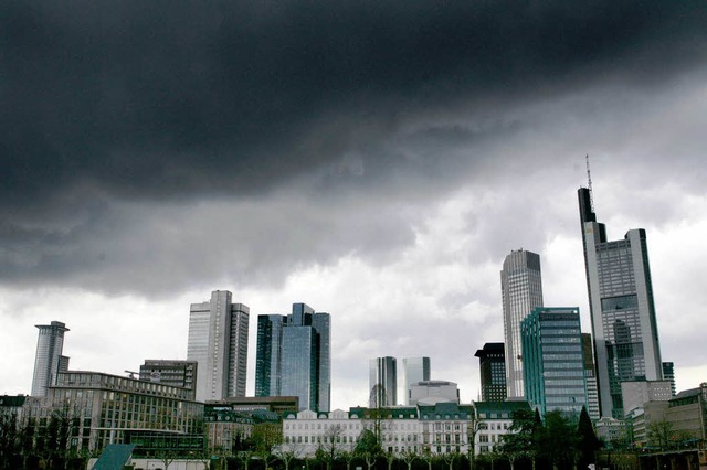 Alles eine Frage der Perspektive: Domi...Regenwolken oder das Helle am Himmel?   | Foto: dpa