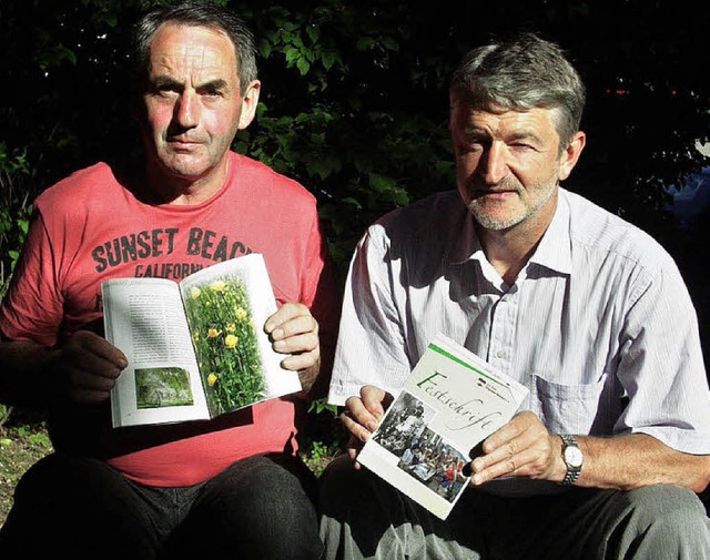 Hauptautor Friedbert Zapf (rechts) und...uft wird diese  auf dem  Schlossfest.   | Foto: BZ