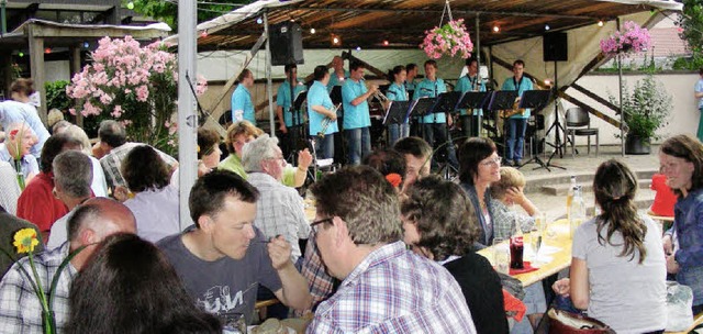 Gemtliches Zusammensitzen beim Sommer...den &#8222;jungen Hochdorfern&#8220;.   | Foto: mario schneberg