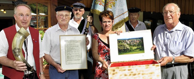 Die bergabe des wertvollen Horn-Trink...Albert, Wirt des Gasthauses Hirschen.   | Foto: Rudi Rest