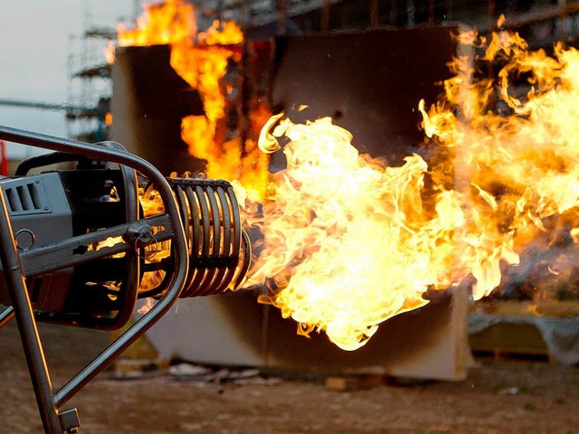 Mit dem Flammenwerfer gegen Holzaufsteller.  | Foto: Janos Ruf