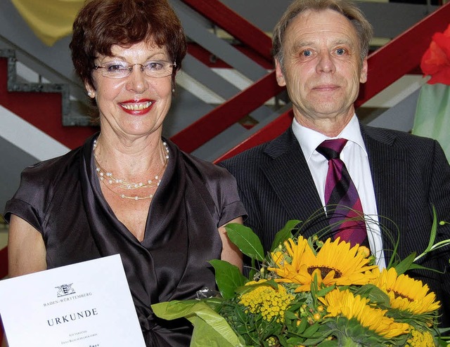 Zur Urkunde gab es auch noch Blumen: A...chhofer-Realschule, in den Ruhestand.   | Foto: Johannes Hapig