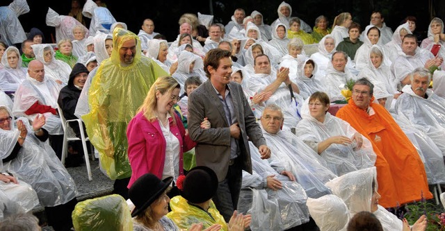 Moderator Malte Arkona inmitten der regengeschtzten Zuhrer in Badenweiler   | Foto: Sigrid umiger