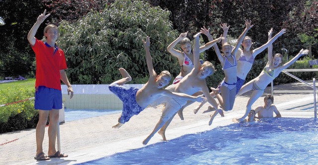 Dennis Wilkens an seinem nassen Arbeit...im Freibad hat er einen guten Draht.    | Foto: Knpfle