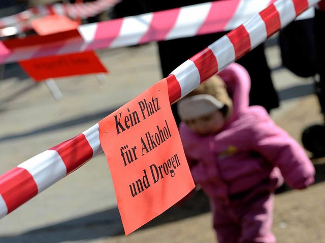 Mit Absperrband warnen  Behrden auf d...opoldplatz in Berlin-Mitte vor Drogen.  | Foto: bZ/dpa