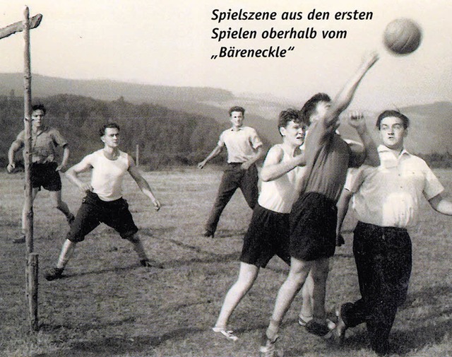 50 Jahre ist es her: Fesche Burschen b...rischem Spielfeld und Tor aus Latten.   | Foto: Vereinsarchiv SV Biederbach