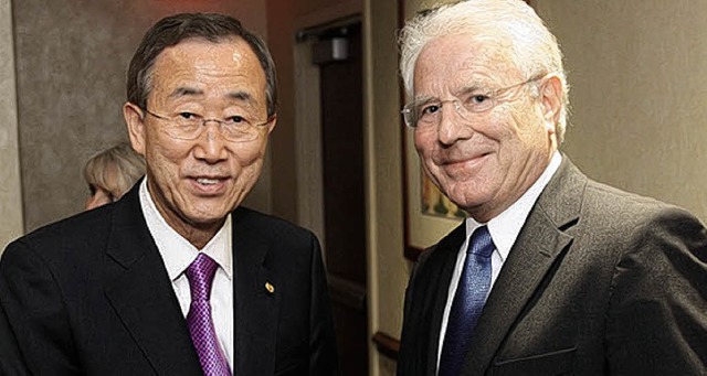 Klaus M. Leisinger (rechts) bergab   Ban Ki Moon das Manifest in New York.   | Foto: Michael Dames