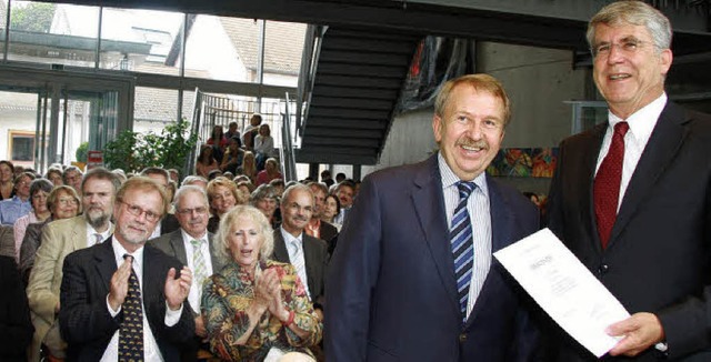 Staatsminister Helmut Rau  berbrachte Wilfried Nbler die Entlassungsurkunde.  | Foto: Decoux-Kone