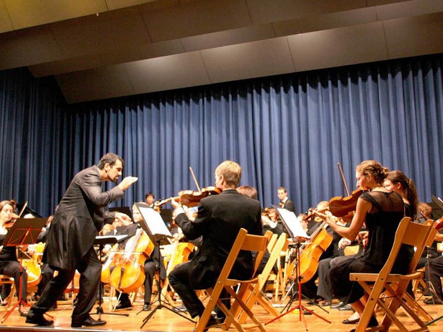 Exakter Einsatz: Diego M. Extebarria d...i &#8222;Klassik pur&quot; im Kurhaus.  | Foto: Hans Jrgen Kugler