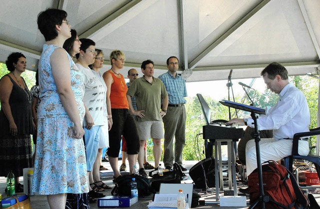 Der Gospelchor Sankt Josef bei seiner ffentlichen Probe im Vacono-Dome.   | Foto: Jannik Schall