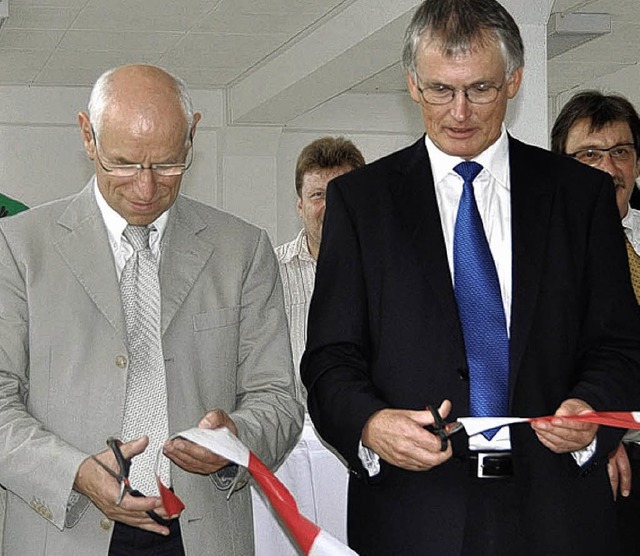 Landrat Walter Schneider  (rechts) und...durchschneiden zur Erffnung ein Band.  | Foto: Daniel Gramespacher