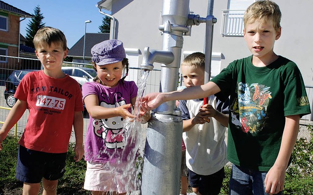 Diese Kinder aus dem Neubaugebiet Kres...Wasserpumpe auf dem neuen Spielplatz.   | Foto: Gertrude Siefke