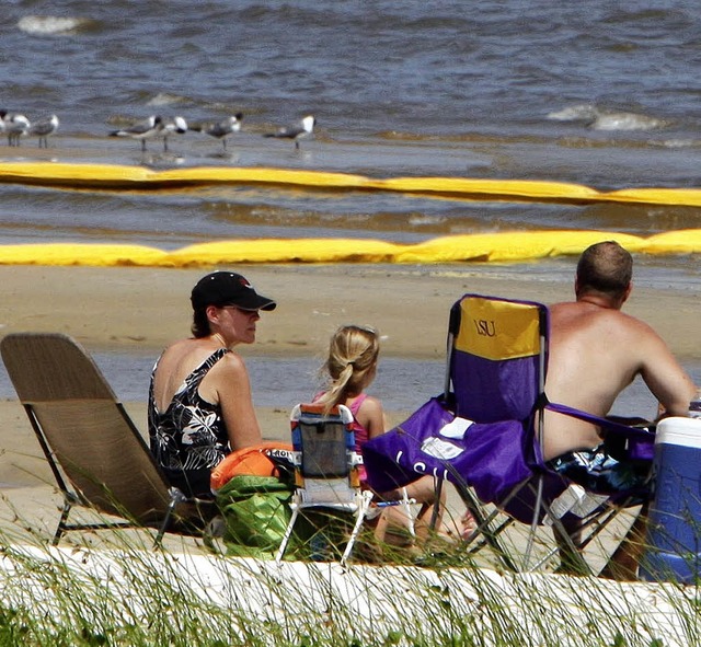 Strandtag mit Aussicht auf lsperren: ...am Strand von St. Louis in Mississippi  | Foto: dpa