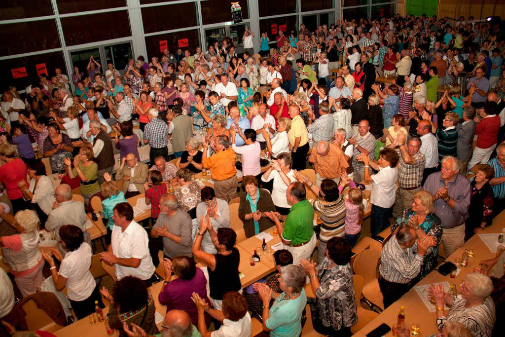 Rund 500 Besucher kamen in die Schwarzwaldhalle zum Konzert mit den Feldbergern, Hansy Vogt, Liane und Reiner Kirsten und waren begeistert
