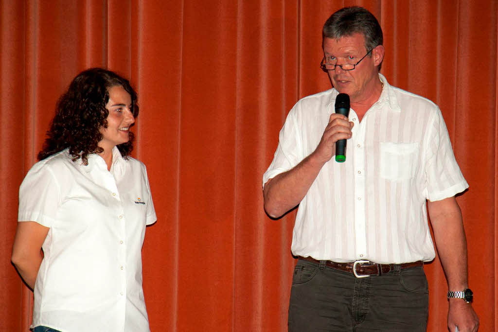 Brgermeister Erich Kiefer dankt  Eleonore Cannella  vom Energiedienst fr die Finanzierung des Konzertes im Rahmen des Knstlersymposiums
