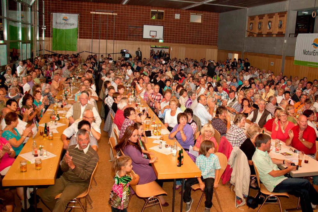 Rund 500 Besucher kamen in die Schwarzwaldhalle zum Konzert mit den Feldbergern, Hansy Vogt, Liane und Reiner Kirsten