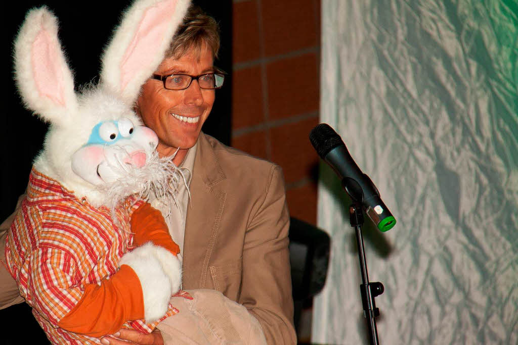 Hany Vogt erfreut die Konzertbesucher als Bauchredner mit Hase Felix