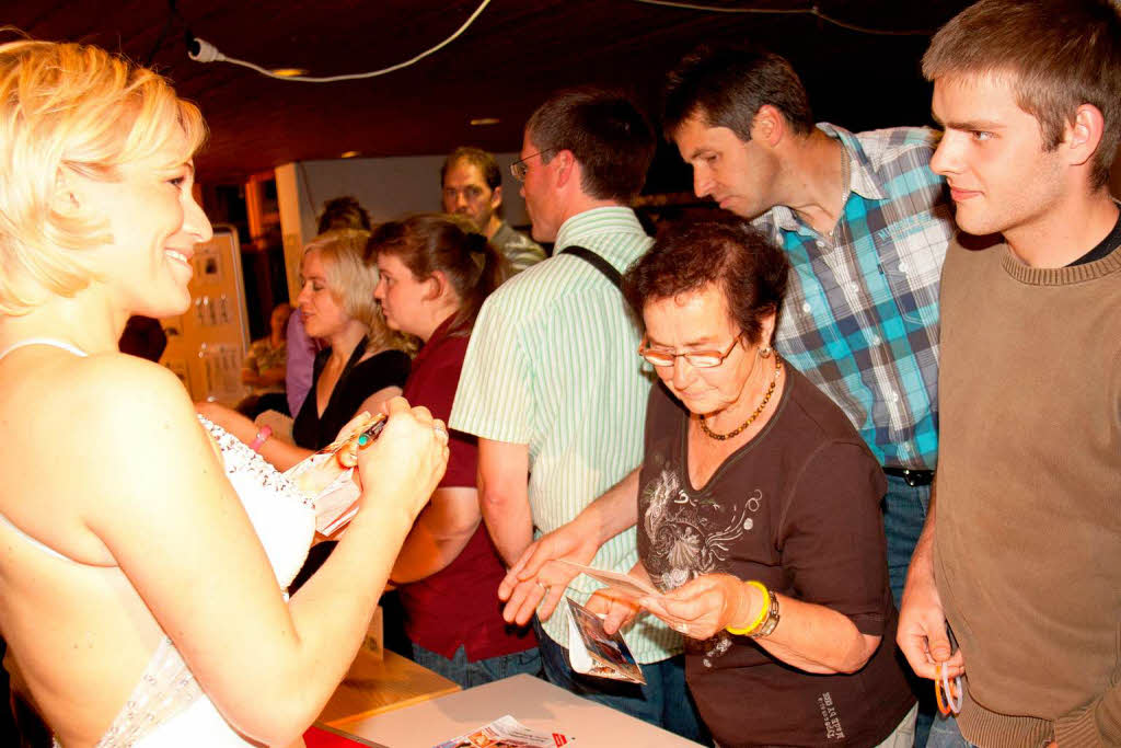 Autogrammstunde mit Liane im Foyer der Schwarzwaldhalle