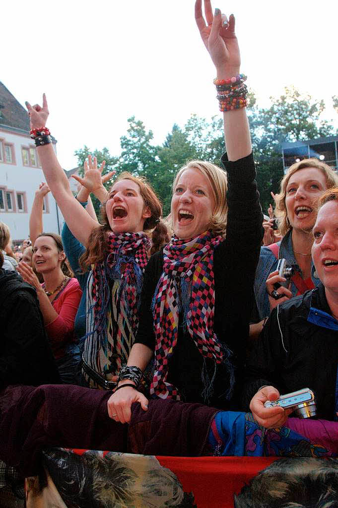 Begeisterte Fans in der ersten Reihe. Begeisterte Fans in der ersten Reihe.