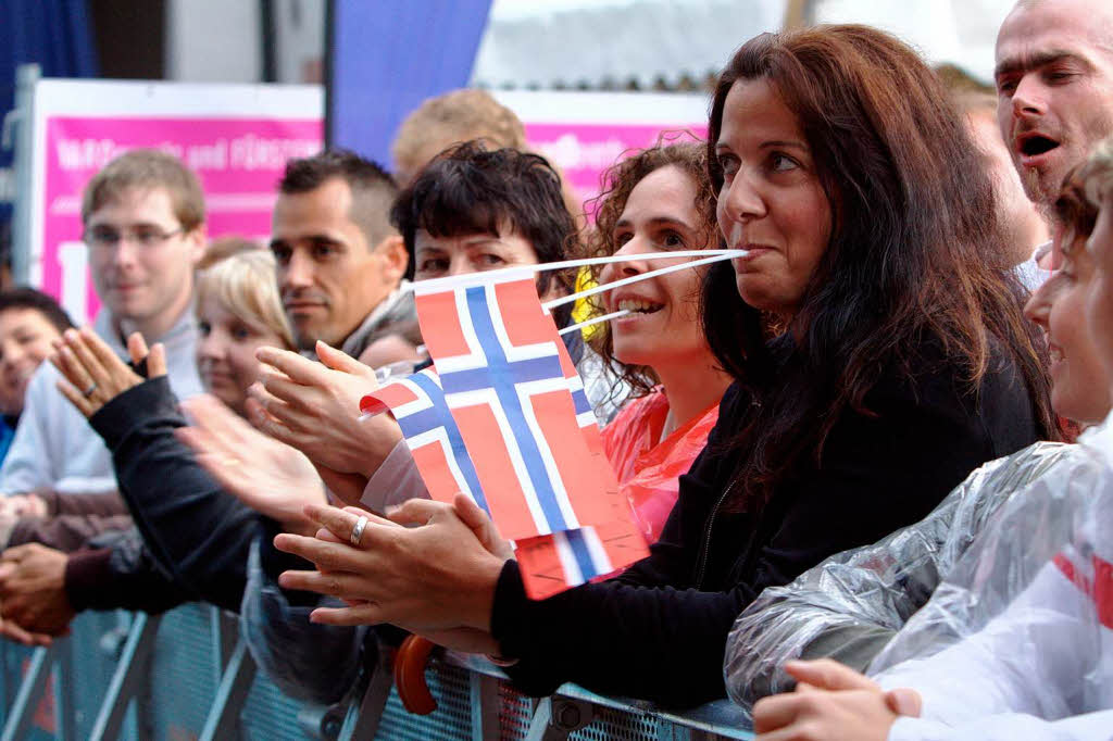 Warten auf die drei Norweger: a-ha-Fans vor dem Auftritt. Bilder von der Band dürfen in Klickstrecken nicht verwendet werden... Warten auf die drei Norweger: a-ha-Fans vor dem Auftritt. Bilder von der Band dürfen in Klickstrecken nicht verwendet werden...