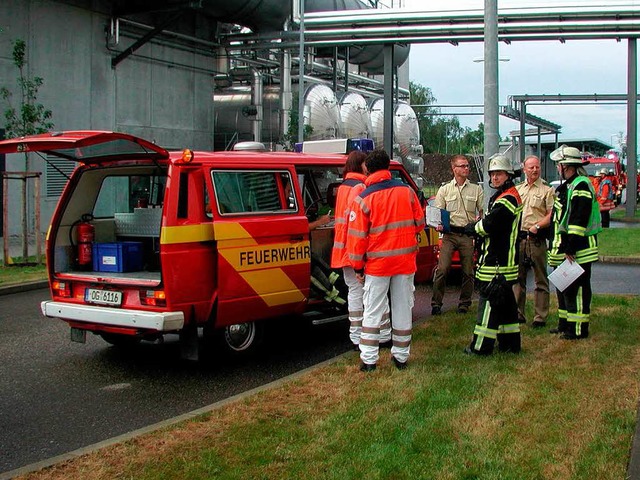 Einsatzbesprechung mit Polizei und Rettungsdienst beim Maschinenbrand.  | Foto: Feuerwehr