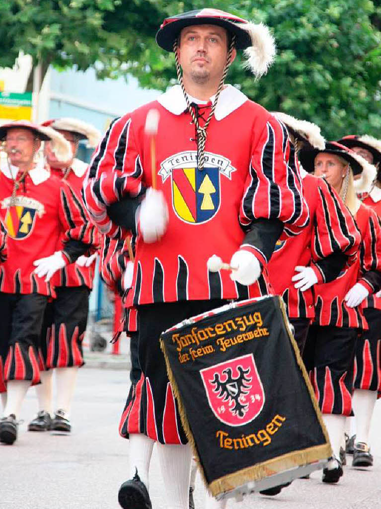 Fr Stimmung sorgten Musikkapellen .