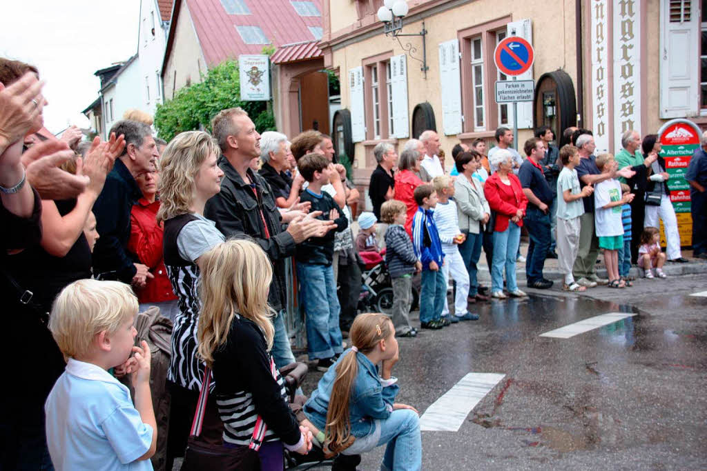 Entlang der Strecke durch das Winzerdorf verfolgten nicht nur viele Ihringer den groen Festumzug.