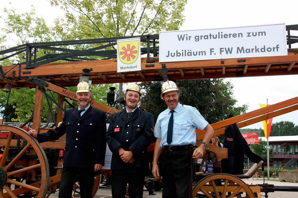 Bei der Kaiserstuhlhalle konnten Interessierte historische  Feuerwehrfahrzeuge  genauer betrachten.