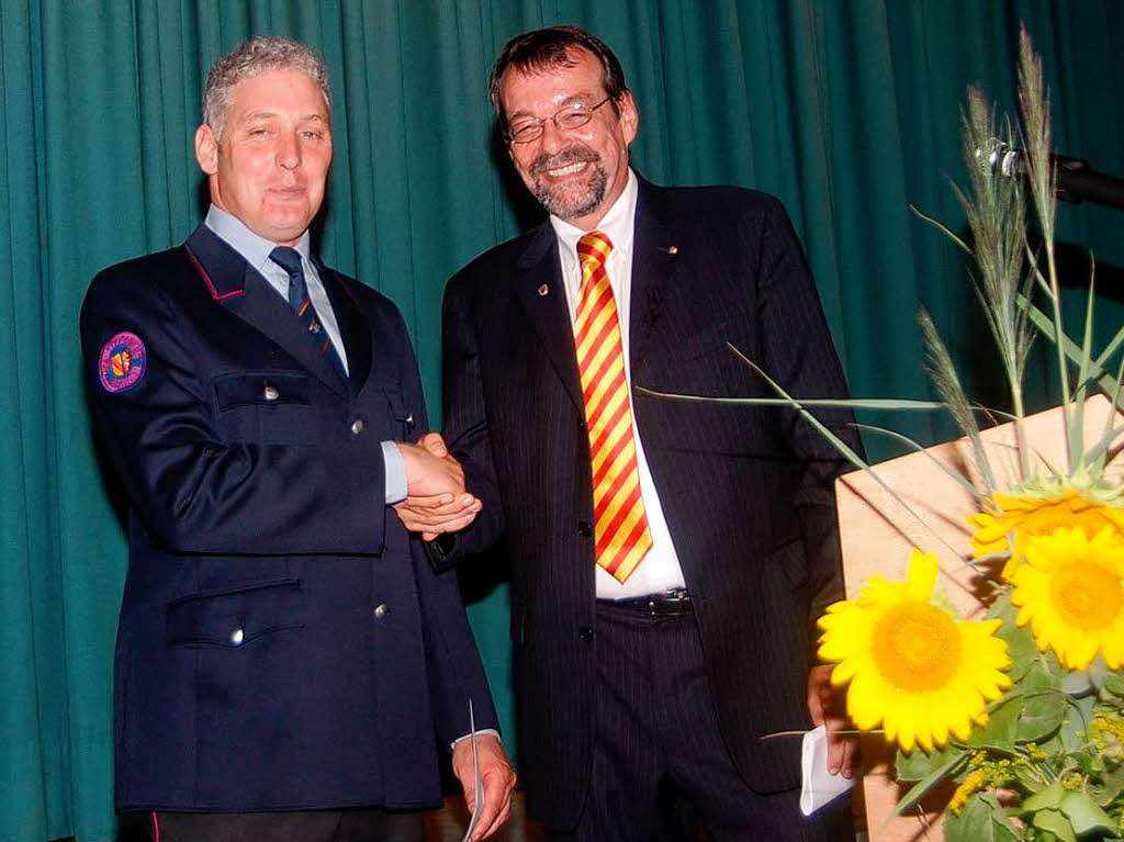 Brgermeister Martin Obert (rechts)  dankte dem Kommandanten Stefan Danzeisen mit einem Prsent.