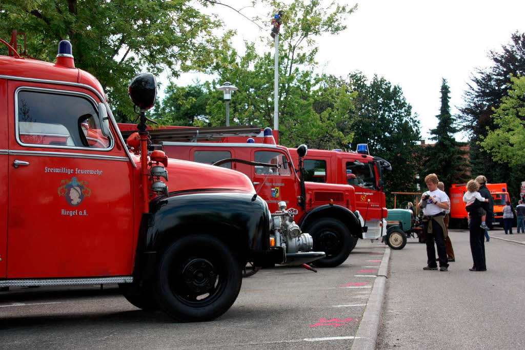 Bei der Kaiserstuhlhalle standen zahlreiche Feuerwehrfahrzeuge.