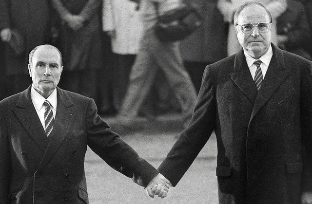 Hand in Hand: Mitterrand und Kohl 1984 in Verdun   | Foto: AFP