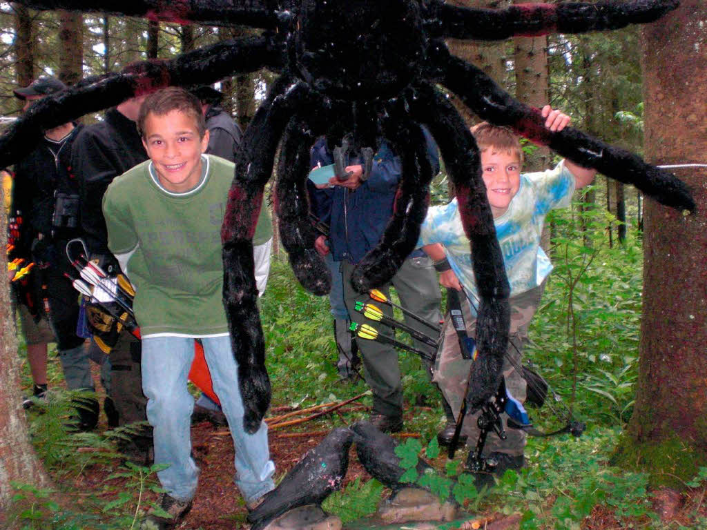 Wie Indianer fhlen sich die zwei Schweizer Jungen, Oliver Fankhauser (rechts) und Dimitri Ltolf. Sie haben die groe Spinne getroffen.