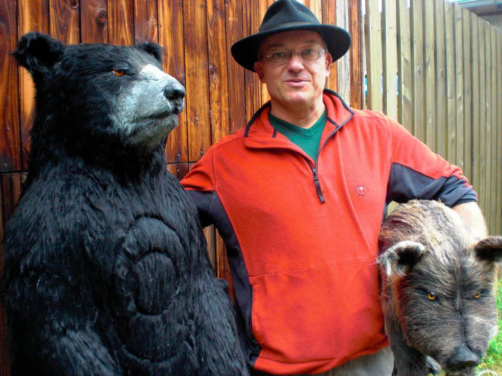 Die eigens geschnitzten Tiere fertigt Armin Schchtele aus Polyethylen und berzieht sie dann mit Kunstfell.