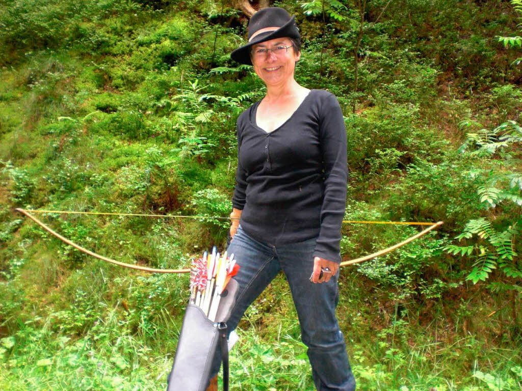 Renate Gloderer liebt ihren einfachen Holzbogen – und trifft damit, als wr’s die einfachste Sache der Welt.