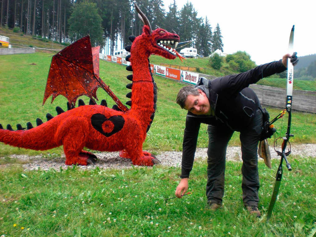 Wer den roten Drachen am Schanzenauslauf am besten traf, konnte einen Sonderpreis erhalten.