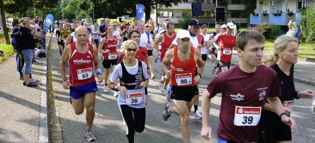 Am Hauptlauf ber zehn Kilometer betei...ubs in Teningen 111 Frauen und Mnner.  | Foto: karlernst Lauffer