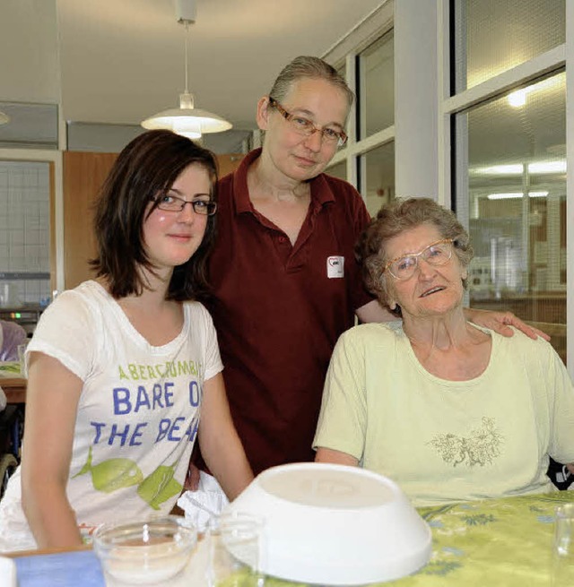 Johanna Witzig (von rechts) ist wie Pf...ktikantin ins Seniorenzentrum bringt.   | Foto: markus zimmermann-drkop