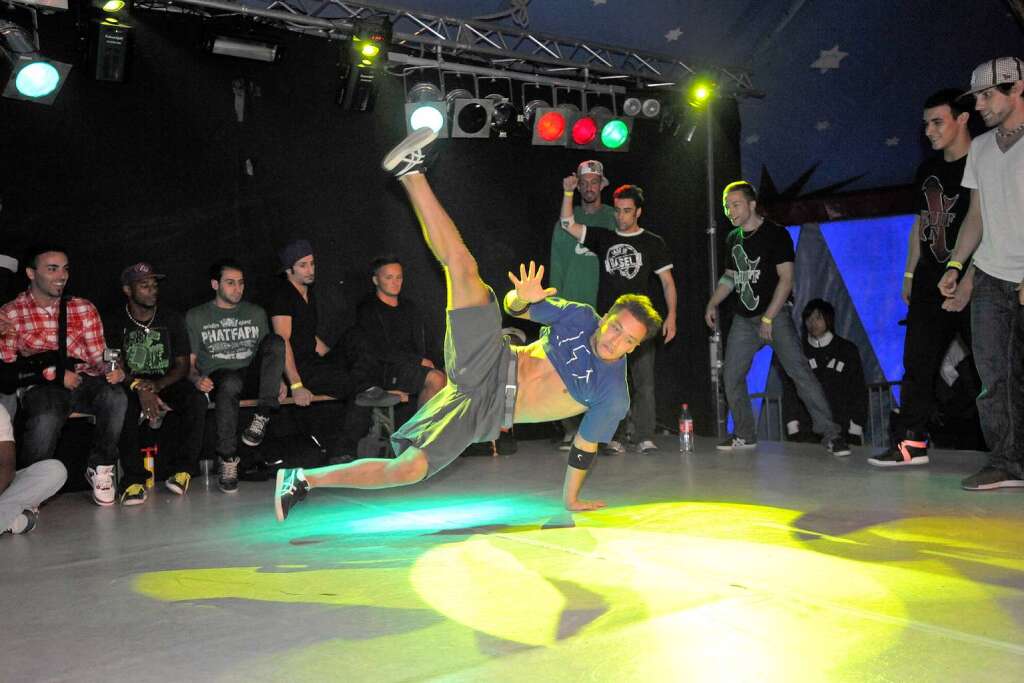 Akrobatik und Musikgefhl pur zeigten die Breakdancer bei ihrem Battle im Festivalzelt.
