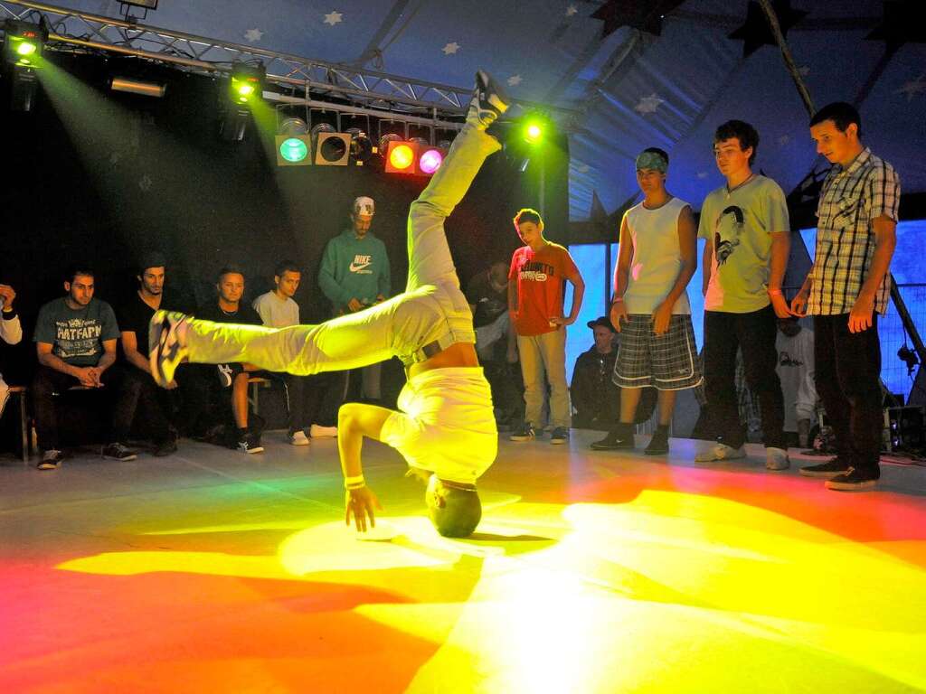 Akrobatik und Musikgefhl pur zeigten die Breakdancer bei ihrem Battle im Festivalzelt.