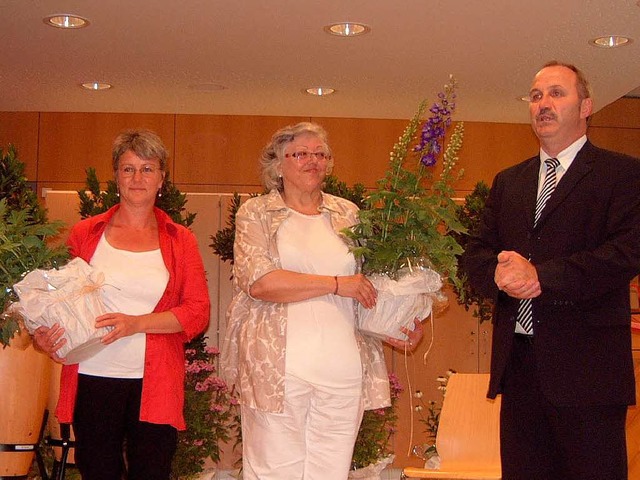 Martina Krug, Sibylle Grlitz und Brg...tterlich mit einem Rittersporn dankte.  | Foto: Ingrid Jennert